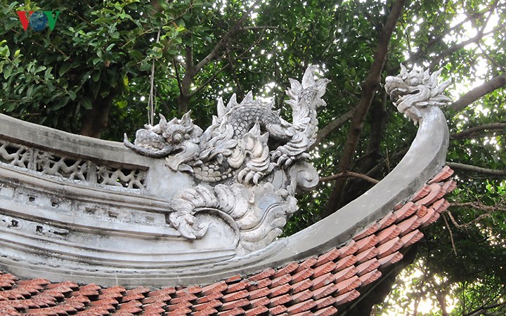 Mái đình lợp ngói mũi hài và có các đầu đao vút cong, tạo cảm giác uy nghi, bề thế. 