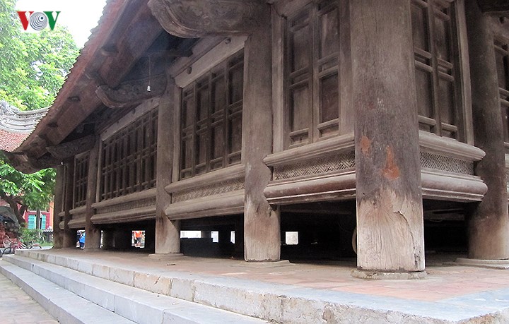 Tòa đại đình được xây trên nền cao ba bậc đá xanh bao quanh. Bốn mặt bưng kín bằng ván có thể tháo mở. Đại đình gồm 6 hàng chân cột với 60 cột cái bằng gỗ lim đường kính từ 0,55 m đến 0,65 m. Một nét đặc biệt khác là đình mang kiến trúc nhà sàn với sàn gỗ cao 0,7 m so với mặt nền.