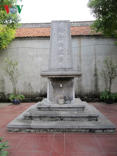 Tại đình làng, nhân dân thờ Lục Tổ (6 vị có công lập lại làng vào thế kỷ XV). Sau này khi đền Lý Bát Đế bị thực dân Pháp phá năm 1948, nhân dân đã tiếp nhận bài vị của tám vị vua triều Lý về thờ tại đình Đình Bảng.
