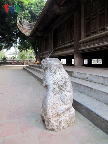 Con chó đá trong sân đình được tạc cùng thời gian xây dựng đình. Các cụ trong làng kể rằng, ngày trước lính Pháp từng dùng xe tăng hòng kéo đổ chó đá nhưng không thể được.