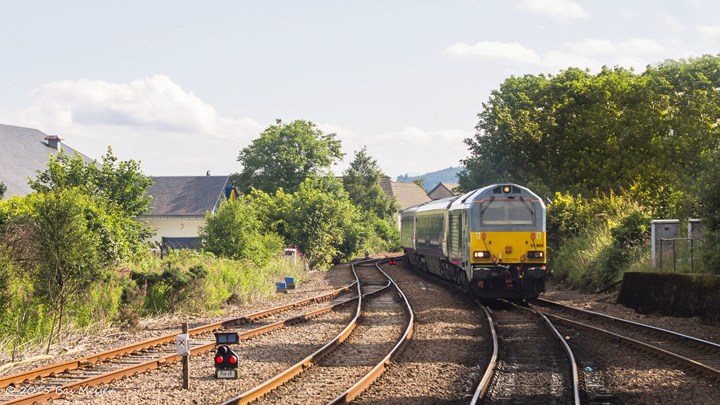 Chuyến tàu đêm Caledonian Sleeper từ London đến Fort William ở Cao nguyên Scotland còn được gọi “Tàu Săn Nai” (Deerstalker Express) bởi hành khách có thể chiêm ngưỡng những chú nai ngơ ngác giữa những khu rừng tuyệt đẹp, nhảy nhót qua những con suối trong vắt.