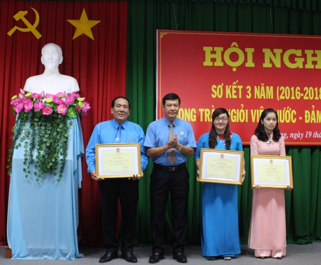 Phó Bí thư Thường trực Tỉnh ủy- Trương Văn Sáu trao cờ Tổng Liên đoàn lao động Việt Nam cho LĐLĐ TX Bình Minh