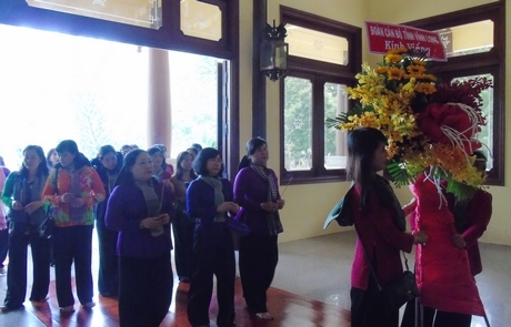 Đoàn thắp hương tưởng niệm tại Khu tưởng niệm Nguyên Chủ tịch nước- Tôn Đức Thắng