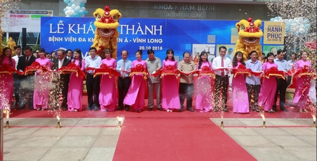 Ủy viên BCH Trung ương Đảng, Bí thư Tỉnh ủy- Trần Văn Rón cùng lãnh đạo tỉnh Vĩnh Long, Sở Y tế TP Hồ Chí Minh và hệ thống Bệnh viện Đa khoa Xuyên Á cắt băng khánh thành bệnh viện.