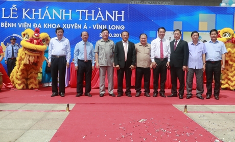 Lãnh đạo tỉnh thăm hỏi người bệnh điều trị tại đây.