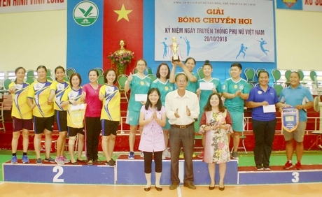BTC trao giải thưởng cho các đội bóng đạt giải hạng A.