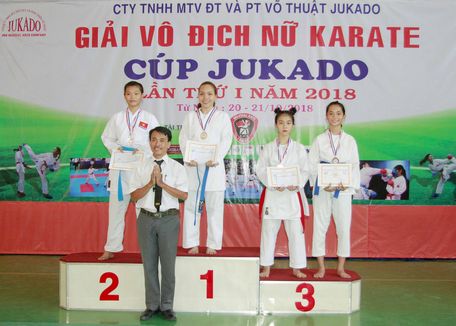 Ông Đặng Công Kinh Luân- Công ty TNHH 1TV Đào tạo- Phát triển Võ thuật Jukado Vĩnh Long- Trưởng BTC trao giải cá nhân nội dung đối kháng.