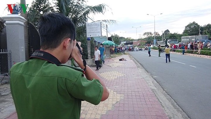 Liên quan vụ chủ quán nước bị sát hại dã man ở Bình Dương vào ngày 20/10, thông tin trên Công an TPHCM cho biết, cơ quan CSĐT Công an tỉnh Bình Dương vẫn đang phối hợp với công an huyện Dầu Tiếng tiến hành truy xét nghi phạm. Trong ảnh: Công an khám nghiệm hiện trường.