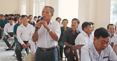 Cử tri đề nghị cần xử lý nghiêm các hành vi “nhũng nhiễu”, “vòi vĩnh” khi giải quyết công việc với người dân, doanh nghiệp (Ảnh: XUÂN TƯƠI)