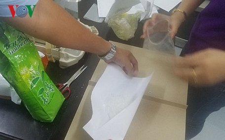 Ma túy được đựng trong túi trà có chữ nước ngoài
