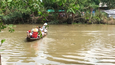 Con đò mỏng manh, củ kỹ nhưng phải chở mười mấy trẻ em nhỏ vượt sông trong sự lo âu, thắc thỏm của phụ huynh và thầy cô.
