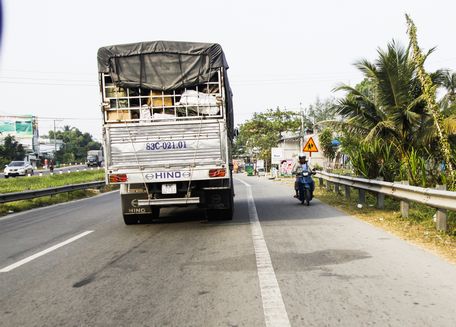 Người tham gia giao thông đi ngược chiều rất nhiều trên QL1, bất chấp tai nạn.