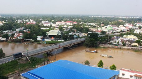  Từ nội ô TP Vĩnh Long hướng lên cầu Mỹ Thuận, qua cầu Cái Cam là tới ranh giới đổ về địa phận 4 xã.