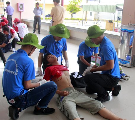 Đội thi Trường ĐH Sư phạm kỹ thuật Vĩnh Long trong phần thi thực hành sơ cấp cứu.