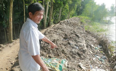 Trưởng cồn An Thành thường xuyên đi kiểm tra 2 đoạn đê bao đã đào đắp, gia cố kịp thời trước con nước tháng 8 vừa qua. Khu vực này tiếp giáp ngã tư sông.