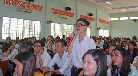 Các trường CĐ đã và đang nỗ lực hết sức để tồn tại, phát triển. Trong ảnh: Sinh viên CĐ Kinh tế- Tài chính Vĩnh Long giao lưu với doanh nghiệp.