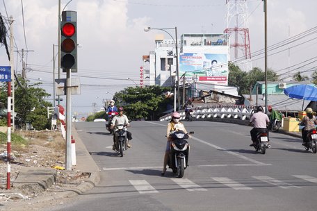 Người vi phạm pháp luật về an toàn giao thông còn rất phổ biến. (Trong ảnh: Dừng đèn đỏ trước vạch và đè lên làn đường dành cho người đi bộ)