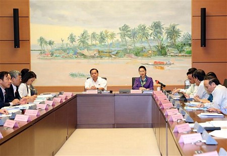 Ngày 24/10, Chủ tịch Quốc hội Nguyễn Thị Kim Ngân thảo luận ở tổ về các vấn đề về kinh tế - xã hội, ngân sách nhà nước hàng năm và giữa kỳ. Ảnh Trọng Đức - TTXVN.