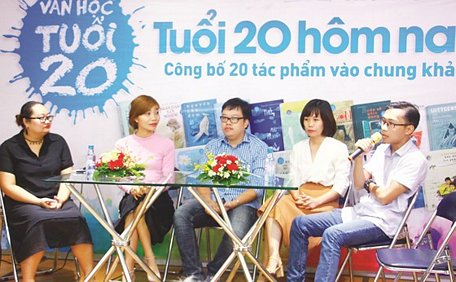 Một số nhà văn trẻ có tác phẩm vào chung khảo cuộc thi Văn học tuổi 20 lần 6: Bùi Cẩm Linh, Tiểu Quyên, Đinh Phương, Cao Nguyệt Nguyên và Phạm Bá Diệp (lần lượt từ trái qua). Ảnh: HỒ SƠN