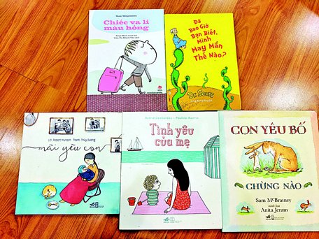 Những quyển sách về tình yêu thương gia đình - Ảnh: MINH PHÚC