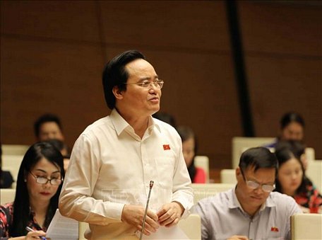 Bộ trưởng Bộ Giáo dục và Đào tạo Phùng Xuân Nhạ giải trình làm rõ vấn đề đại biểu Quốc hội nêu ngày 26/10. Ảnh: Phương Hoa/TTXVN