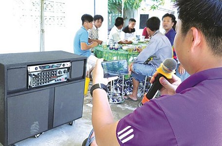 Thuê dàn karaoke hay loa kéo phục vụ tiệc tùng gây nỗi ám ảnh của cư dân đô thị. Ảnh: DŨNG PHƯƠNG