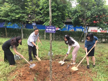 Trồng cây lưu niệm tại“Vườn cây báo Đảng” nằm trong khuôn viên Khu di tích lịch sử Quốc gia đặc biệt Đền Hùng.