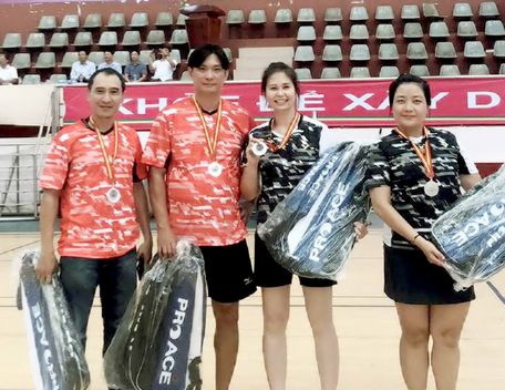 2 cặp VĐV của CLB Thanh Sport Vĩnh Long giành HCB (từ trái sang): Tường Thanh/Nguyễn Vũ, Như Anh/Hồng Phơi.