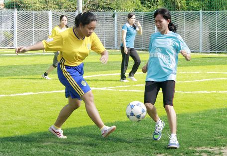 Đội Tân Hội (trái) thắng Phường 8 với tỷ số 1-0, giành giải ba.