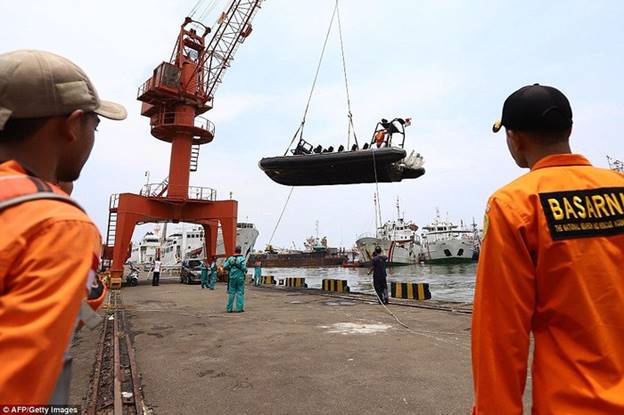 Nơi phát hiện chiếc máy bay gặp nạn nằm cách 2 hải lý tính từ điểm nó mất liên lạc với đài kiểm soát không lưu. Ảnh: AFP/Getty.