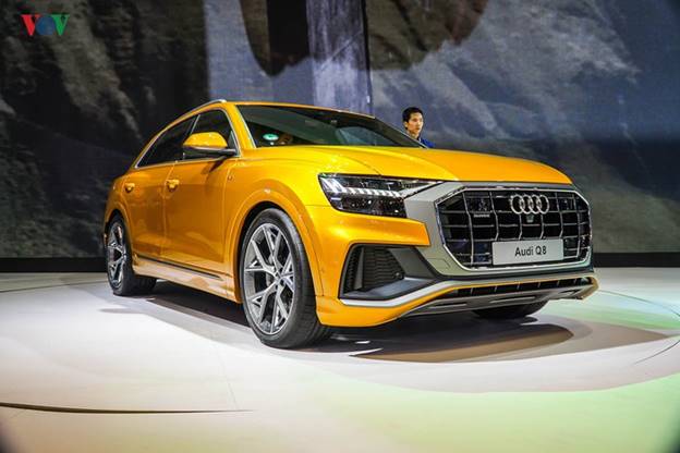 Audi Q8: Chiếc SUV thể thao của Audi thu hút nhiều sự quan tâm vì ngoại hình hầm hố không khác Lamborghini Urus là bao. Nội thất xe được bọc da kết hợp kim loại sang trọng.