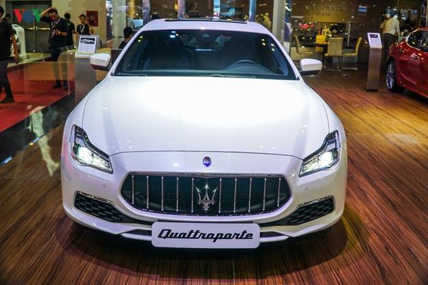 Maserati Quattroporte GTS GranLusso: Quattroporte mang trên mình thiết kế tinh tế nhưng không kém phần mạnh mẽ. Bên trong, nội thất được ốp gỗ, bọc da sang trọng.