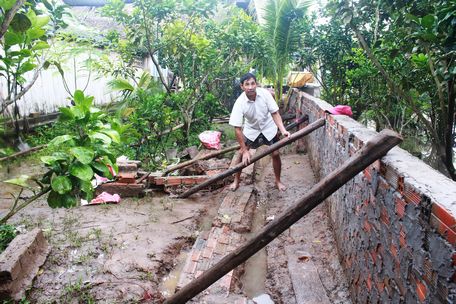 Đã gia cố “bức tường chắn nước” nhưng chú Nhiều còn làm thêm trụ đỡ để đê bao chung của xóm thêm chắc chắn.