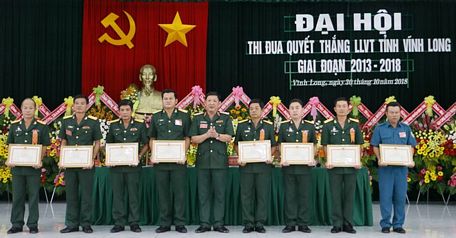 Thiếu tướng Huỳnh Chiến Thắng- Chính ủy Quân khu 9- tặng bằng khen của Bộ Quốc phòng cho các tập thể, cá nhân tiêu biểu trong phong trào TĐQT.