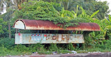 Nhà chờ xe buýt cũ kỹ, xuống cấp.