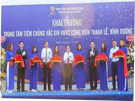  Các đại biểu cắt băng khánh thành Trung tâm VNVC Công viên Thanh Lễ Bình Dương. Ảnh: HL