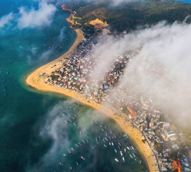  'Nắng sớm làng chài Nhơn Hải' (tác giả Nguyễn Phước Hoài) đoạt giải nhất hạng mục Ảnh bìa. (Nguồn ảnh: BTC)