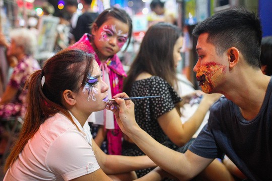 Ngay từ đầu giờ chiều, nhiều người đã đổ về khu vực phố đi bộ Bùi Viện để vẽ mặt hóa trang trong đêm Haloween