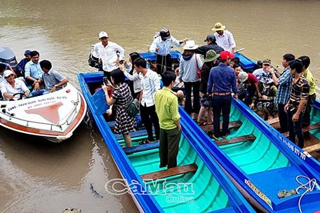 Khi đến tham quan các điểm du lịch cộng đồng, du khách được đưa đón bằng ca-nô, vỏ lãi hoàn toàn miễn phí.    