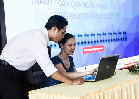 Đại diện khách hàng thanh toán tiền điện qua ngân hàng tham gia quy số trúng thưởng.