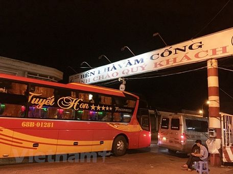 Trong lúc chờ sửa cầu Vàm Cống, các phương tiện nối đuôi nhau đi qua phà Vàm Cống đi qua sông Hậu. (Ảnh: Việt Hùng/Vietnam+)