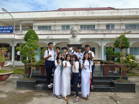 “Finger heart sign”- bắn tim được đông đảo bạn trẻ hưởng ứng trong suốt thời gian dài. Thậm chí, chụp hình với khẩu trang cũng từng trở thành một hiện tượng.