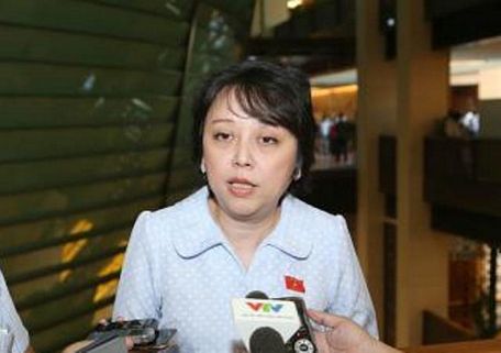 ĐBQH Phạm Khánh Phong Lan (đoàn TP.HCM) không đồng tính với việc đuổi học các em học sinh. Ảnh: TTXVN