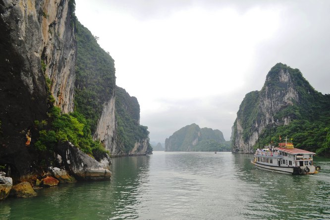 Động Thiên Cung là một trong những hang động đẹp nhất ở Hạ Long nhờ diện tích hang rộng, nhiều cấp nhiều ngăn vô vàn thạch nhũ đá vôi mang hình thù kỳ lạ.