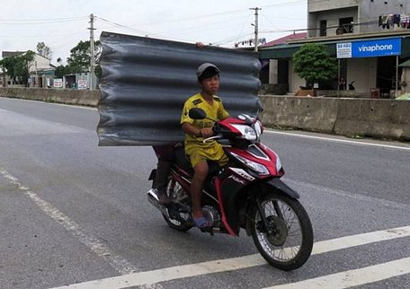  Người dân mua tấm lợp fibro ximăng. (Nguồn: TTXVN)