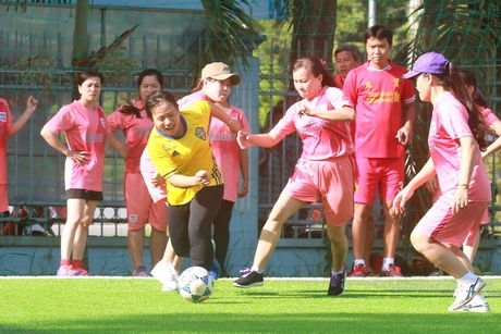 Pha tranh bóng trong trận chung kết bóng đá nữ 2 giữa Đội Phường 9 (áo vàng) thắng Phường 3 bằng đá luân lưu 6m.