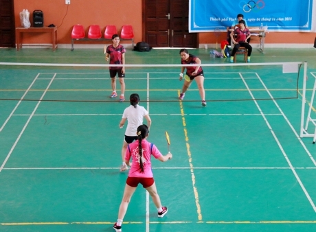 Cặp Hồng Phơi (đang đánh cầu)/Phương Anh (áo đỏ) giành HCV nội dung đôi nữ.