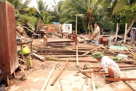 Đã sẵn các phương án để chủ động ứng phó, hạn chế thiệt hại sản xuất và dân sinh. Trong ảnh: Lốc xoáy khiến cho nhà dân thiếu kiên cố bị sập hoàn toàn.