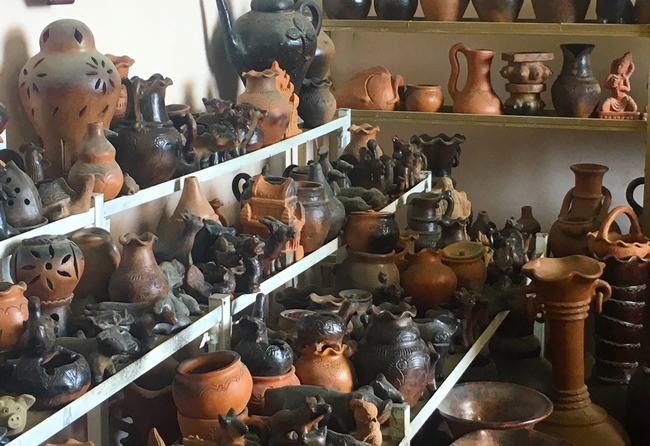 Màu sắc, hình dạng của gốm Bàu Trúc luôn mang trong mình sự khác biệt, là món quà độc đáo mỗi khi ghé đến đây.