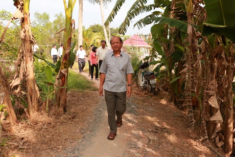 Đoàn giám sát do ông Trương Văn Sáu làm trưởng đoàn thăm Khu lăng mộ thân nhân danh thần Thoại Ngọc Hầu.